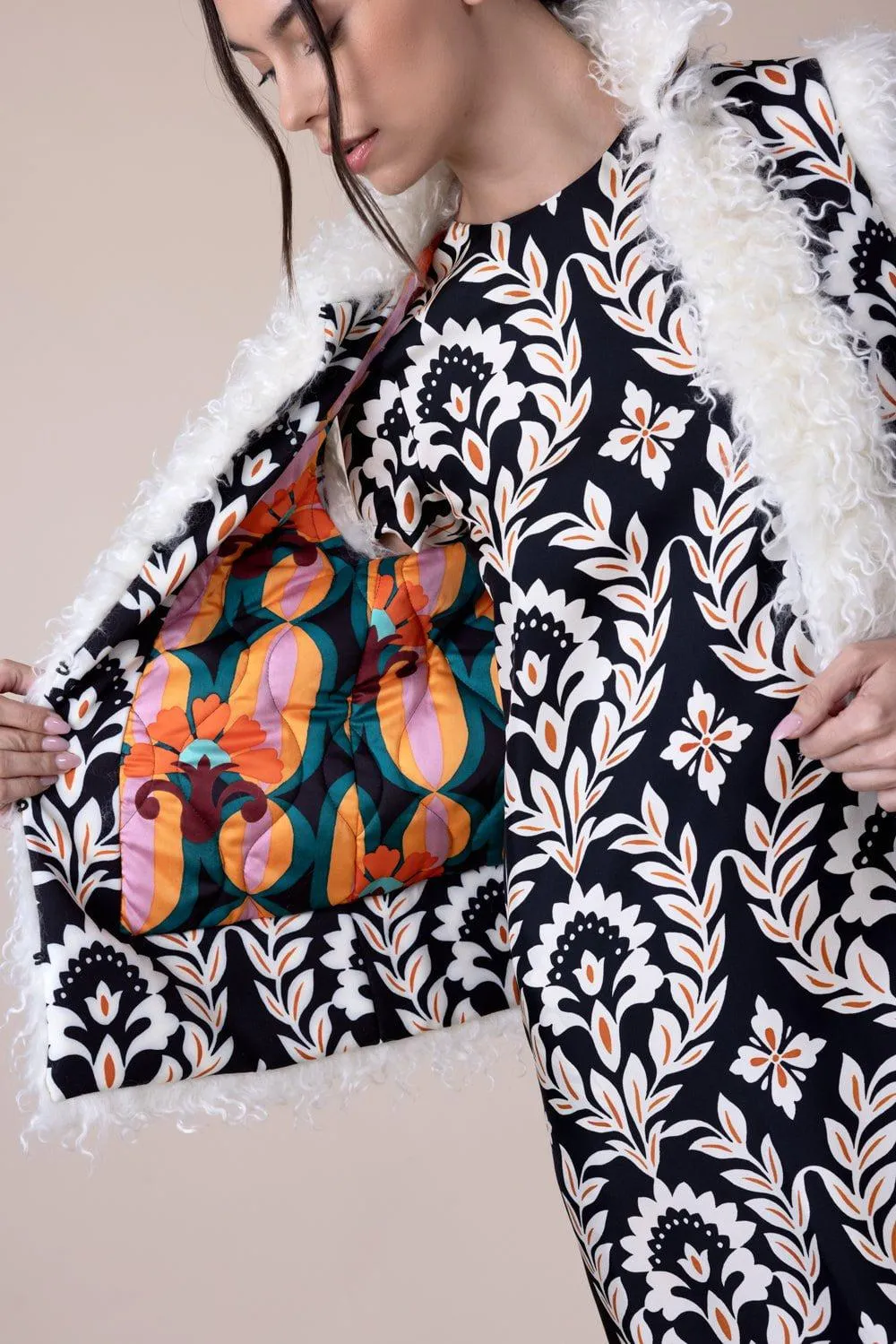Sleeveless Folk Jacket - Ghirlanda Black